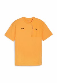 Oranžové tričko s krátkým rukávem vyrobené z bavlny, se zipovou kapsou a černým logem Puma na hrudi. Jednoduchý design s kulatým výstřihem.