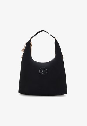 Schwarze Hobo-Tasche mit runder Silhouette, glattem Stoff, auffälligem Logo-Patch und Beschlägen in Goldoptik. Mit Reißverschluss versehenen Fächern an den Seiten.