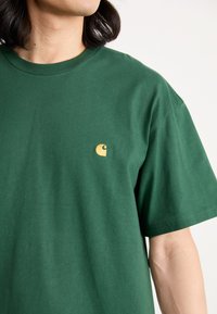 Carhartt WIP CHASE - Basic póló - sycamore tree/gold