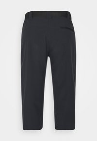 Pantalones negros de longitud hasta la rodilla, hechos de material ligero, que cuentan con una cintura texturizada y un pequeño bolsillo con cremallera en la parte posterior.