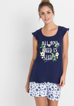 Top da notte in cotone blu navy con maniche a cappuccio, decorato con ricami bianchi e floreali con la scritta "Tutto ciò di cui hai bisogno è il sonno", abbinato a pantaloni corti a righe floreali.