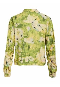 Chemise à imprimé floral vert avec des manches longues, un col button-down et des manches élastiquées. Le tissu présente des accents floraux jaune clair et noir.