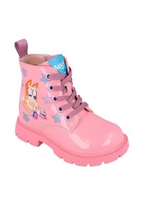 Botín de charol rosa con cordones morados, que presenta un personaje de dibujos animados y patrones de estrellas en los laterales, suela de goma.