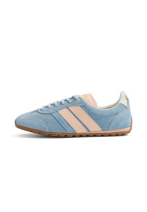 Baskets en daim bleu clair avec des bandes en cuir beige, détails perforés, languette de talon blanche et semelle en caoutchouc marron, vues de côté.