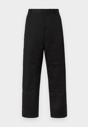 Čierne nohavice vyrobené z odolnej látky, so voľným strihom, širokými nohavicami, prednými vreckami a zosilneným detailom na kolenách.