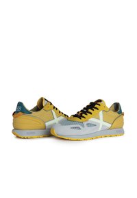 MUNICH MASSANA  - Zapatillas de entrenamiento - mostaza