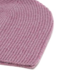 Gorro de punto acanalado en color rosa con una textura suave, que presenta una parte superior redondeada y un borde rematado. El material parece cálido y acogedor.