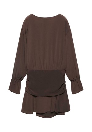 Braunes Longsleeve-Minikleid mit geraffter Taille, ausgestellten Manschetten und mehrlagigem Rockdetail, auf weißem Hintergrund präsentiert.