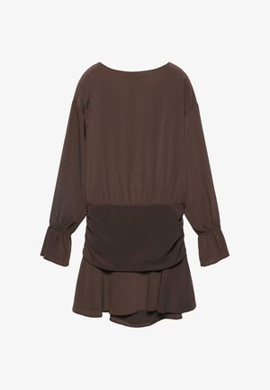 Rochie mini maro cu mâneci lungi, talie adunată, manșete evazate și fustă stratificată, afișată pe un fundal alb.