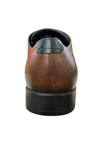 Chaussure en cuir brun avec une finition lisse, bout arrondi, détail de talon noir contrastant et surface texturée au niveau du talon.
