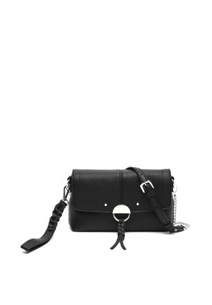 Zwarte rechthoekige leren crossbodytas met gevlochten riemdetail, zilveren ringaccent, verstelbare gesp en kettingschakel aan één zijde.