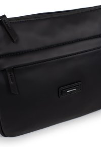 Borsa nera opaca con una finitura liscia, chiusura con zip e tasca frontale; presenta un piccolo etichetta del marchio al centro.