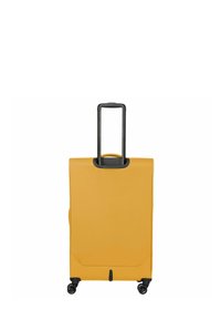 Gelber Hartschalenkoffer mit einem schwarzen Teleskopgriff, vier Rädern und glatter Oberfläche. Verfügt über einen Seitengriff zum einfachen Anheben.