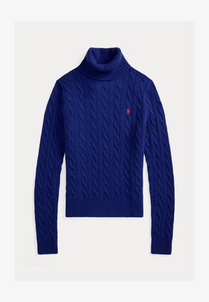 Niebieski golf z dzianiny w splot kablowy, z prążkowanymi mankietami i krawędzią, z małym czerwonym logo na piersi, wykonany z teksturowanej dzianiny.