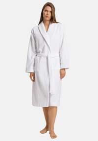 Vit badrock i texturerad frotté, med en sjalkrage, långa ärmar, ett knytband i midjan och två framfickor.