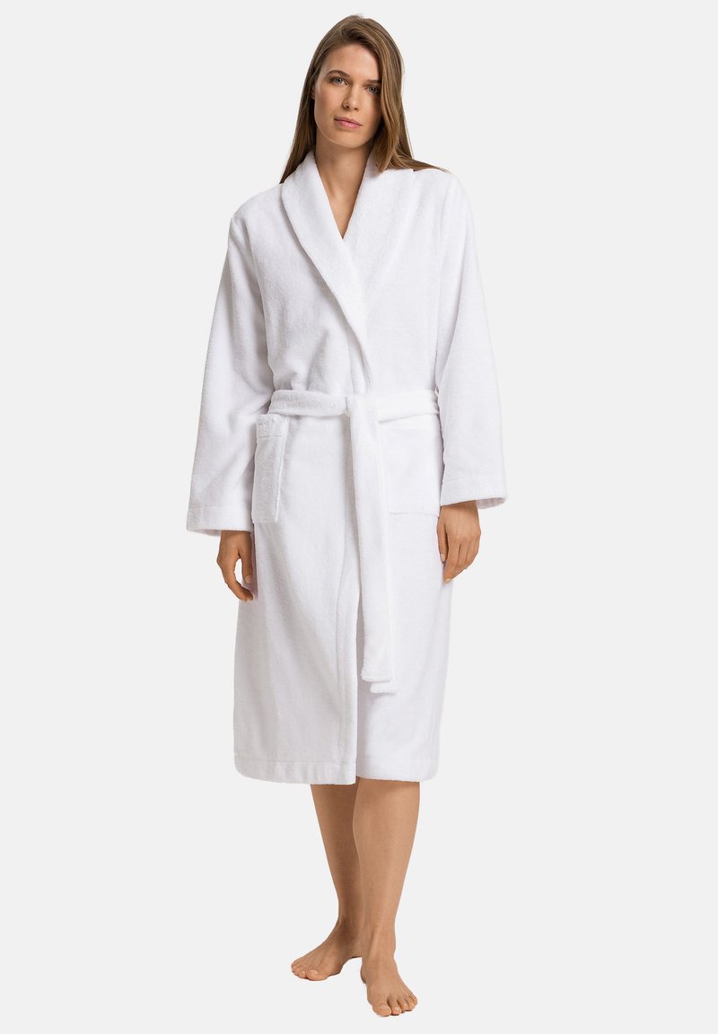 Vit badrock i texturerad frotté, med en sjalkrage, långa ärmar, ett knytband i midjan och två framfickor.