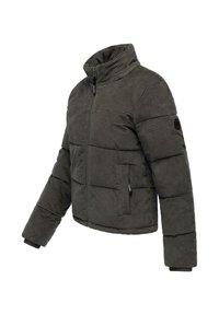 Giacca imbottita verde scuro con colletto alto, chiusura con zip e tessuto testurizzato. Presenta tasche laterali e un logo sulla manica.