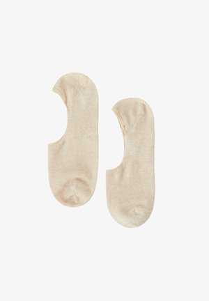 Calcetines invisibles de algodón beige con una textura suave y un diseño de corte bajo, que cuentan con áreas de punta y talón reforzadas para mayor durabilidad.