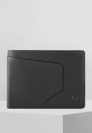 Portafoglio in pelle nera con superficie testurizzata, design minimalista e un accento diagonale con un piccolo logo nell'angolo in basso.