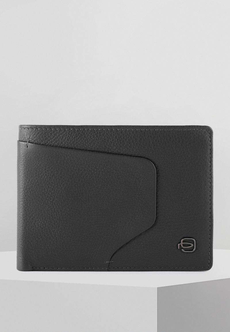 Portafoglio in pelle nera con superficie testurizzata, design minimalista e un accento diagonale con un piccolo logo nell'angolo in basso.