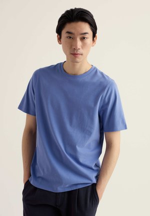 T-shirt met ronde hals en korte mouwen in lichtblauw, gemaakt van zachte stof met een gladde textuur, voorzien van een regular fit en minimalistisch ontwerp.