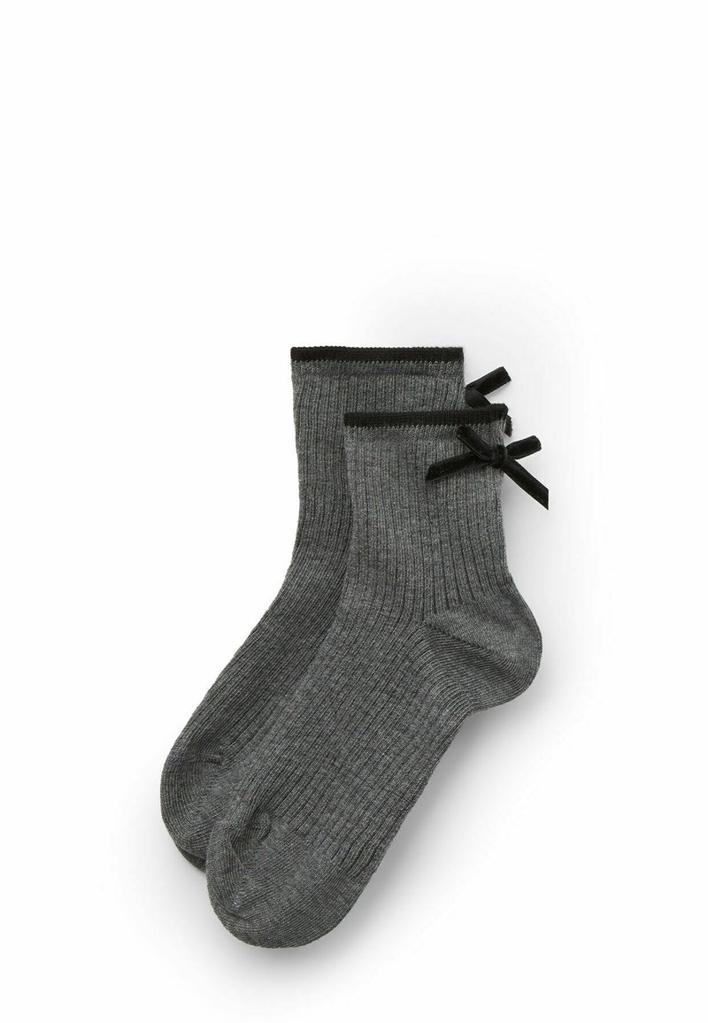 Gestreifte graue Socken mit weich anliegender Textur, versehen mit schwarzen Akzent-Schleifen am oberen Rand. Knöchellang, entworfen für Komfort und Stil.