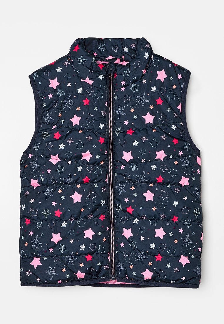 Chaleco sin mangas acolchado en navy con patrones de estrellas multicolores, con un alto cuello y cremallera central, adecuado para capas.