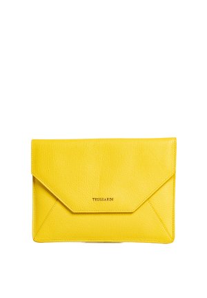 Pochette enveloppe en cuir jaune avec une surface texturée, dotée d'un rabat anguleux et d'un détail de logo embossé au centre.