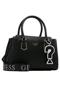 Zwarte leren handtas met dubbele handvatten aan de bovenkant, zilverkleurige hardware, geperst logo en afneembare riem met de merknaam. Inclusief een bedel.