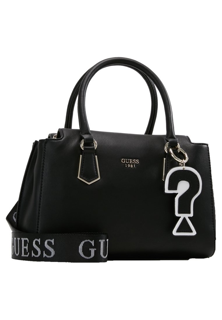 Zwarte leren handtas met dubbele handvatten aan de bovenkant, zilverkleurige hardware, geperst logo en afneembare riem met de merknaam. Inclusief een bedel.