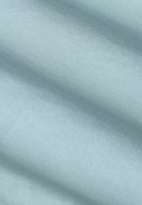 Lichtblauwe stof met een gladde textuur, voorzien van subtiele diagonale lijnen en een lichte glans, waarmee een zachte, elegante uitstraling wordt gecreëerd.