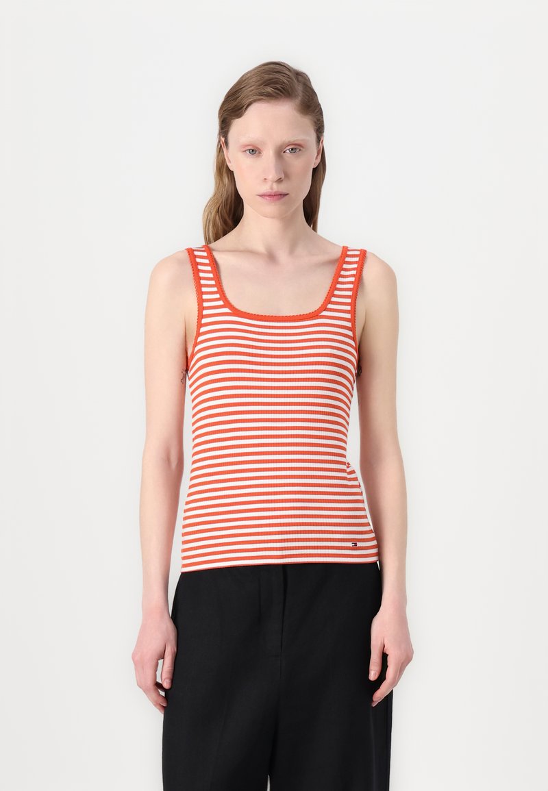 Rood-wit gestreepte tanktop met een vierkante hals en ribbelstructuur, met een klein merklogo aan de onderkant.