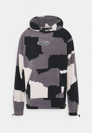 Hooded fleece trui met zwart, grijs en wit pixelachtige camouflageprint en voorvak met buidelzak, met ovale logopatch op de borst.
