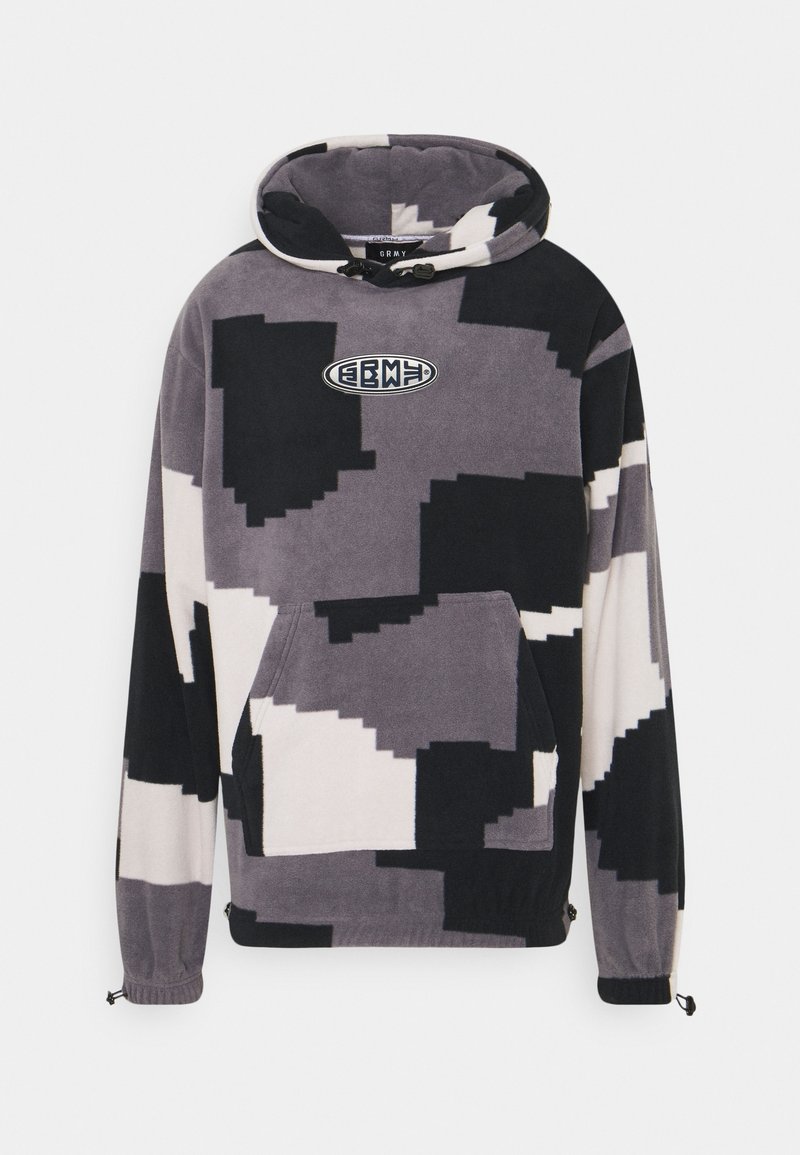 Sweat à capuche en polaire avec motif camouflage pixellisé noir, gris et blanc et poche kangourou à l’avant, doté d’un patch logo ovale sur la poitrine.