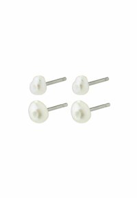 Fyra par studs örhängen med oregelbundet formade vita pärlor och silverfärgade fästen, som framhäver en slät yta och subtil glans.