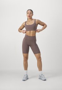 Girlfriend Collective COMPRESSIVE HIGH RISE BIKE SHORTS - Tamprės - porcini