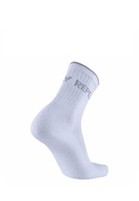 Chaussette en coton blanche avec texture côtelée, arborant le logo gris "REPLAY" près du bord, conçue pour épouser la forme du pied, design hauteur de cheville.