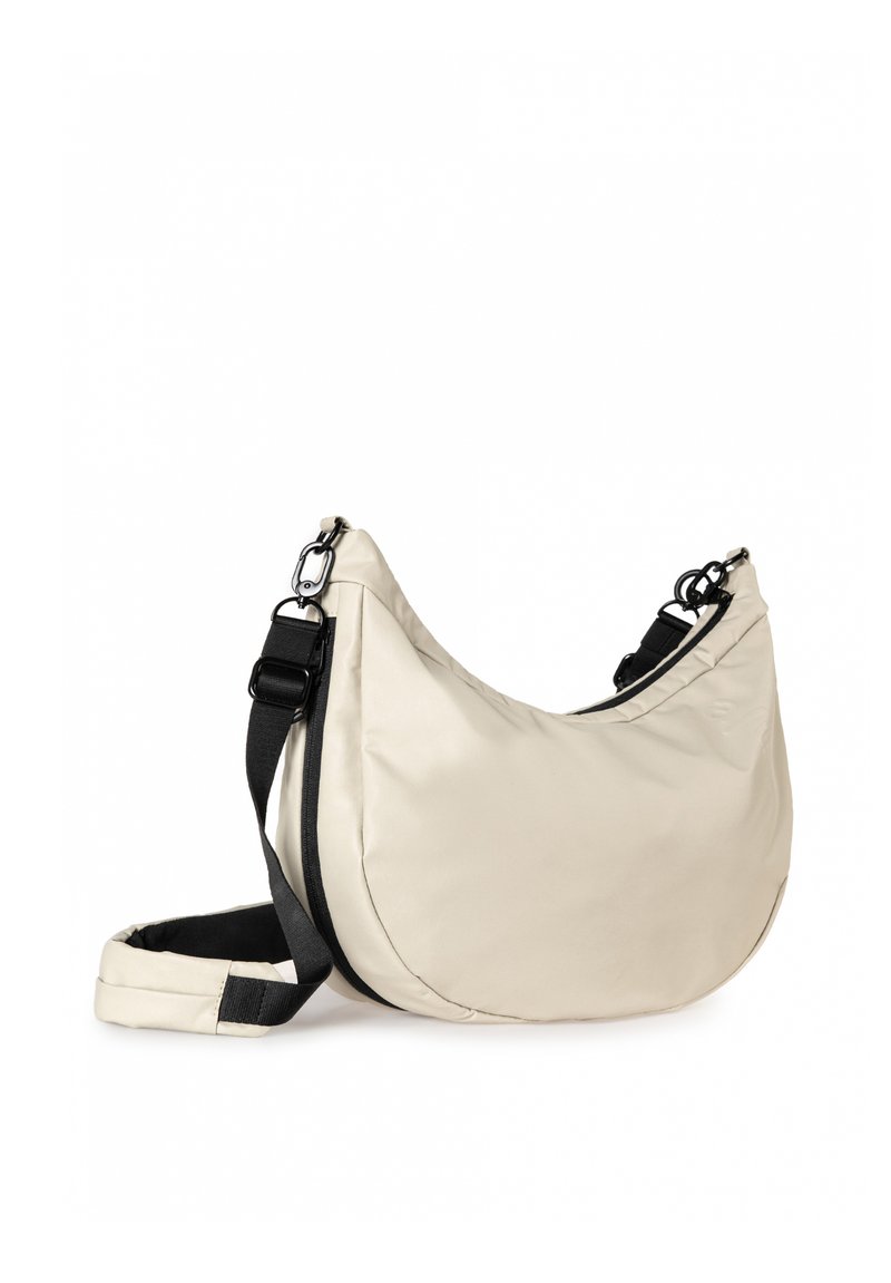 Beige Umhängetasche mit einer geschwungenen Form, aus weichem Stoff gefertigt. Verfügt über einen schwarzen Trageriemen und Metallbeschläge für eine verstellbare Länge.