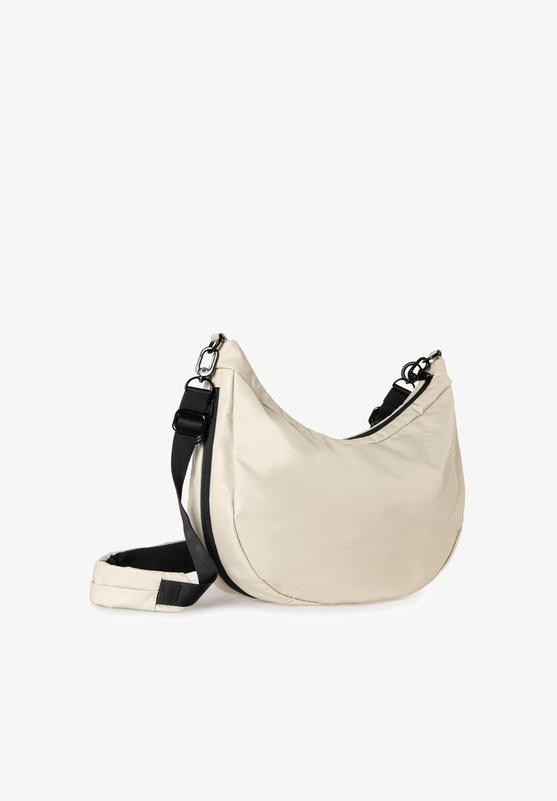 Beige Umhängetasche mit einer geschwungenen Form, aus weichem Stoff gefertigt. Verfügt über einen schwarzen Trageriemen und Metallbeschläge für eine verstellbare Länge.