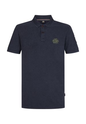 Marineblå polo skjorte lavet af blødt stof med en tre-knaps stolpelukning, korte ærmer og en grøn broderet logo på brystet.