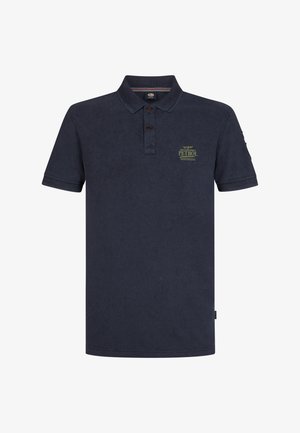 Tricou polo bleu marin dintr-un material moale, cu un placket cu trei nasturi, mâneci scurte și un logo brodat verde pe piept.