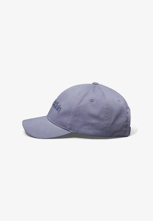 Boné de algodão roxo com aba curva, logotipo bordado à frente, detalhes costurados e furos de ventilação na parte de trás.