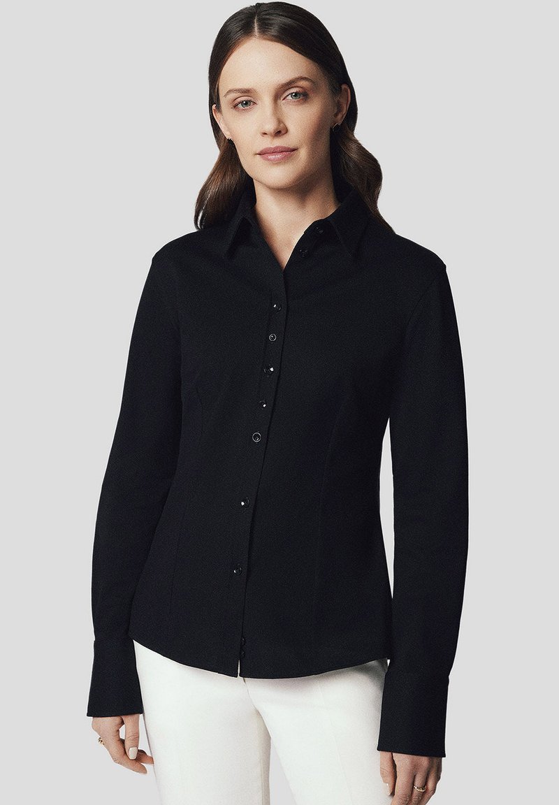 Czarna koszula z guzikami, z długimi rękawami, dopasowany krój i klasyczny kołnierzyk. Posiada gładką fakturę oraz subtelne detale guzików.