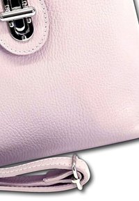 Roze leren handtas met een gestructureerde textuur, voorzien van een zilveren sluiting en een afneembare schouderband. Geaccentueerd door zichtbare stiksels.