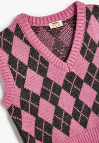 Strickweste mit V-Ausschnitt, die ein pinkes und anthrazitfarbenes Rautenmuster aufweist. Mit gerippten Kanten und Etikett im Kragen, aus weichem Textilmaterial gefertigt.