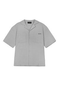 Szara koszula krótko rękawowa z guzikami, wykonana z teksturowanej tkaniny, z dwiema kieszeniami z przodu oraz detalem z logo na lewej części klatki piersiowej.