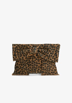 Pochette à imprimé léopard avec une palette de couleurs brun et noir, présentant un grand nœud à l'avant et un tissu texturé.