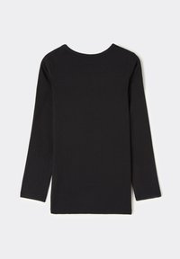 Černý dlouhý rukáv top z měkké látky. Má kulatý výstřih a rovný lem. Žádné viditelné vzory ani akcenty.