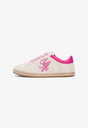 Flacher Sneaker in Beige mit rosa Schnürsenkeln, rosa Fersenbesatz, aufgesticktem rosa Logo, mit Jute umwickelter Sohle und sichtbaren weißen Nähten.