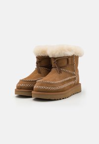 UGG CLASSIC MINI ALPINE - Stivali da neve  - chestnut